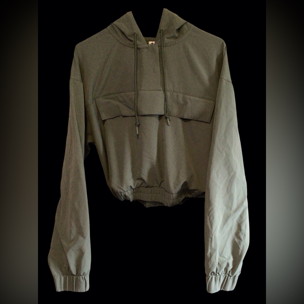EUC....Womens Army Green Hooded cropped parka. Size large
